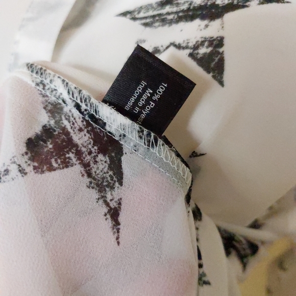 Lane Bryant Black & White Distressed Stars Plus Size 18/20 Button Up Blouse - Picture 7 of 13